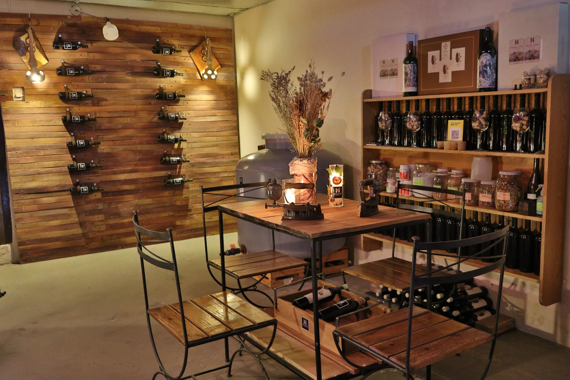 Interior de la bodega Huantay Wines con botellas, mesa y espacio de elaboración